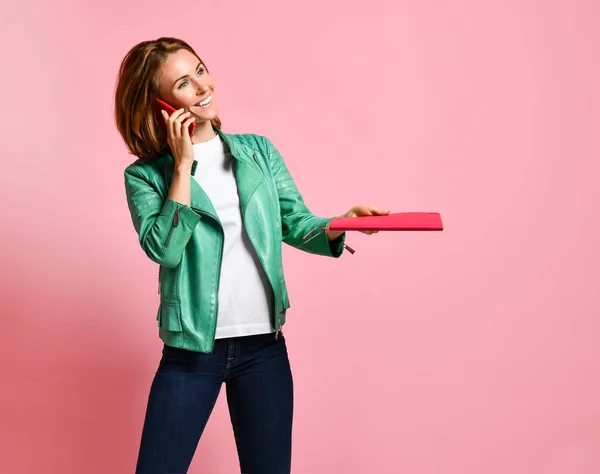 Full längd porträtt av en lycklig ung kvinna pratar i telefon — Stockfoto