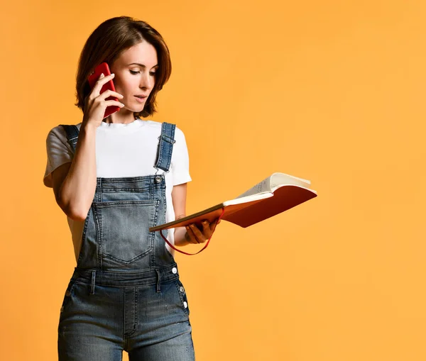 Woman use of mobile phone — Stock Photo, Image