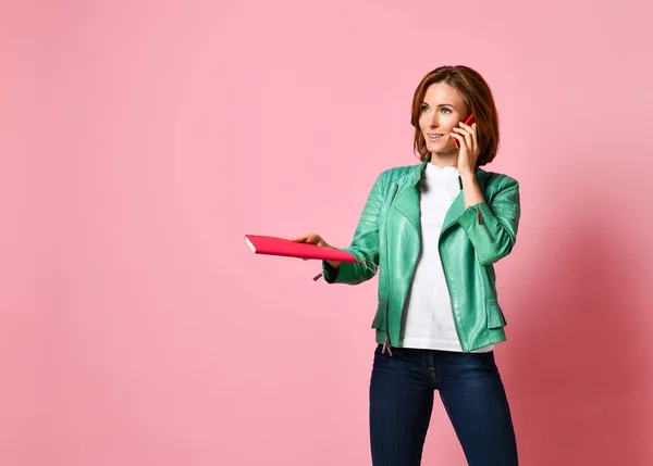 Full length portrait of a happy young woman talking on the phone — Stock Photo, Image