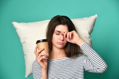 Yorgun mutlu kadın kahve içiyor