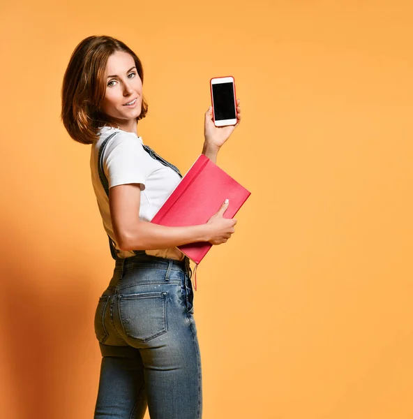 Mujer uso del teléfono móvil en la universidad — Foto de Stock