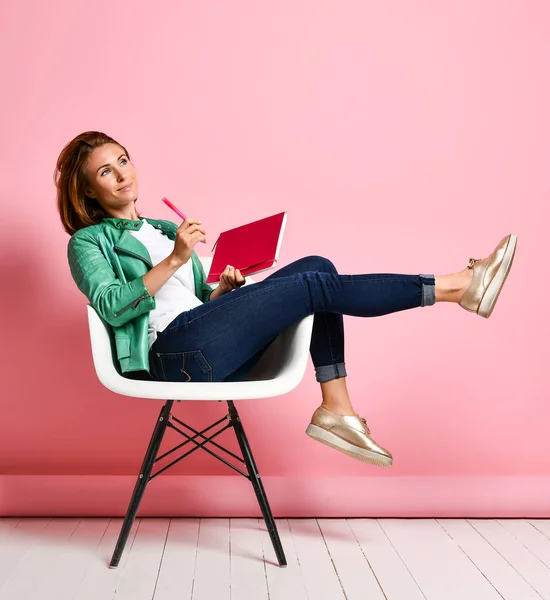 Young woman studying whith notepad in a chair — Stock Photo, Image