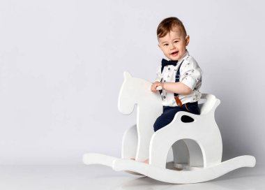 Komik bebek oyuncak at üstünde oturan