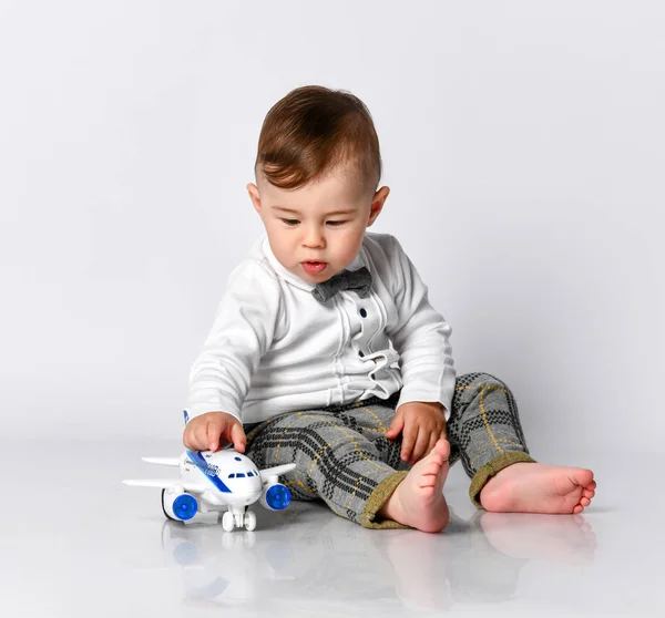 Happy child toddler playing with toy airplane and dreaming of becoming a pilot — Stock Photo, Image