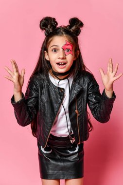 Pembeli küçük kız şaşırdı.