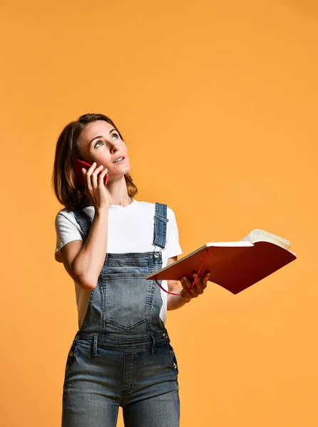 Woman use of mobile phone — Stock Photo, Image