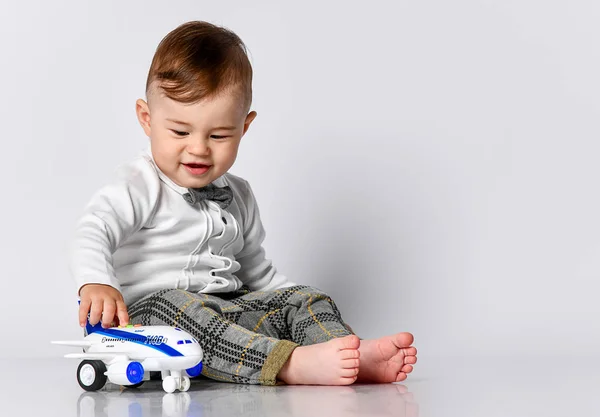 Happy child toddler playing with toy airplane and dreaming of becoming a pilot — Stock Photo, Image