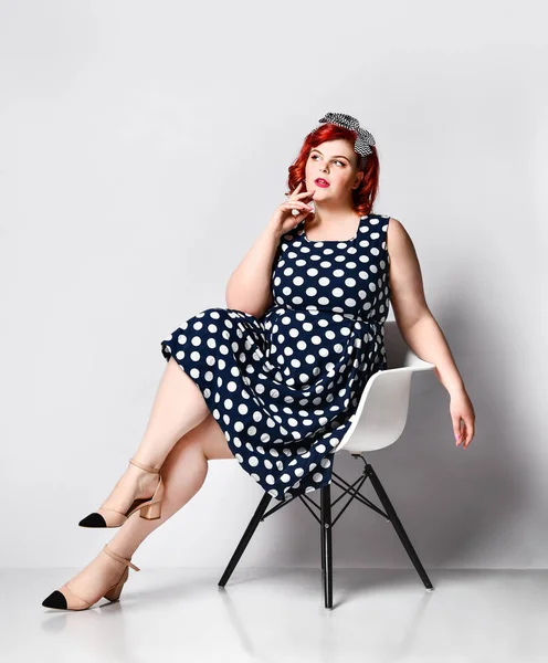 Zoek een vrouwelijk portret. Mooie retro dikke vrouw in polka dot jurk met rode lippen en old-style kapsel — Stockfoto