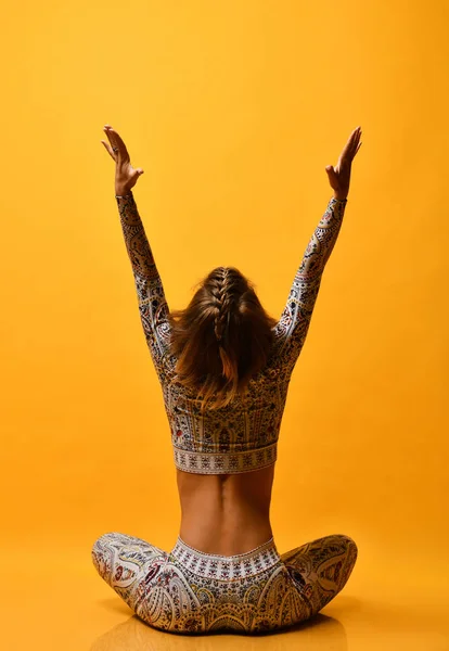 Ung attraktiv kvinna tränar yoga, tränar, bär sportkläder, full längd på en gul bakgrund i studion. Isolerade — Stockfoto
