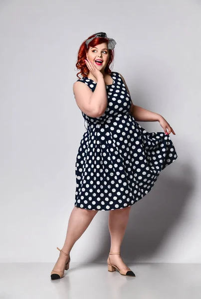 Bir kadın portresi iliştir. Kırmızı dudaklı, manikürlü ve eski moda saç kesimli, eski moda, güzel, şişman kadın.