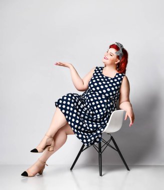 Bir kadın portresi iliştir. Kırmızı dudaklı, eski moda saç kesimli, puantiyeli güzel şişman kadın.