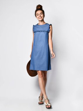 Tam büyüme mavi bir kentsel elbise ince kıvırcık kadın modeli. Romantik kıyafetler giyen güzel kız randevuya gider, ofise, toplantıya. Kentsel moda