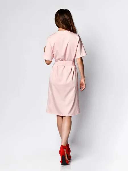 Retrato de larga duración de mujer hermosa feliz en vestido rosa posando en estudio aislado sobre fondo blanco —  Fotos de Stock