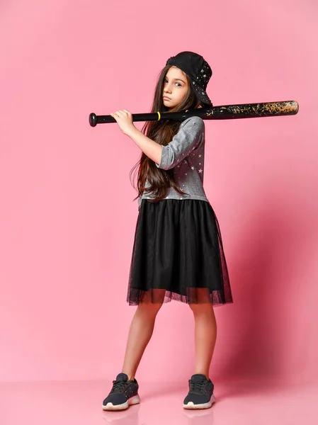 Joven chica americana brillante con bate de béisbol — Foto de Stock