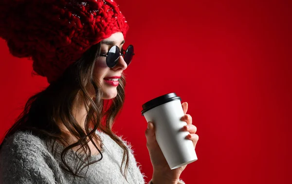 Winter, mensen, geluk, drinken en fastfood concept - vrouw in hoed met afhaalmaaltijden thee of koffiekopje — Stockfoto