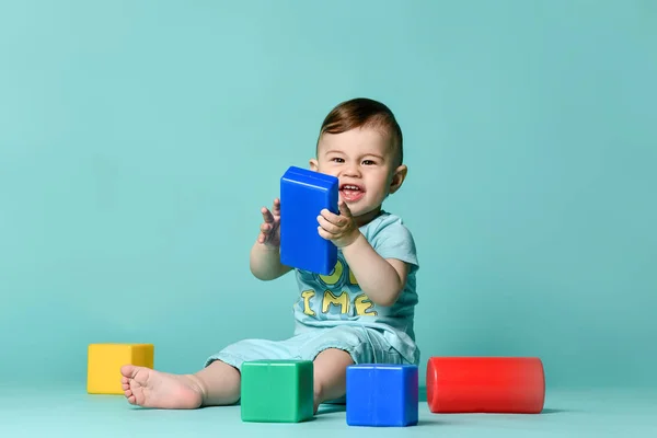 Menino criança criança brincando com brinquedos de bloco — Fotografia de Stock
