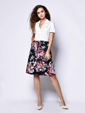 Başarılı genç bir iş kadını, beyaz arka planda izole edilmiş