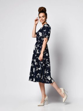 İpek soluk elbiseli ince kıvırcık kadın model kameraya tam büyümüş olarak bakıyor. Romantik elbiseli tatlı kız randevuya çıkıyor.