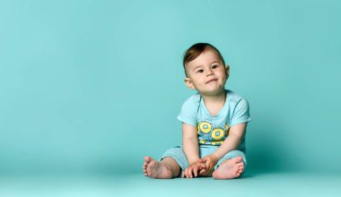 Mavi t-shirt izole küçük sevimli bebek