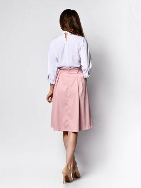 Başarılı genç bir iş kadını, beyaz arka planda izole edilmiş