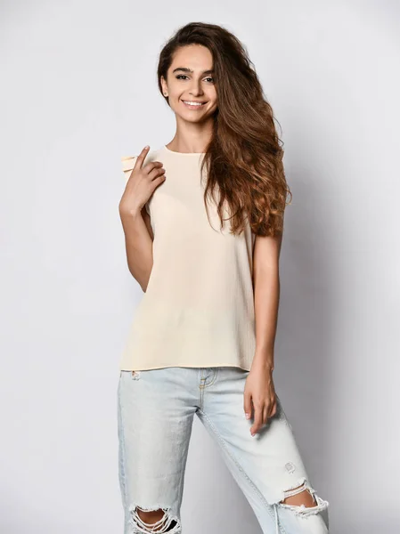 Modemodel met gescheurde vriendje jeans, witte blouse shirt. Mode stedelijke outfit. Casual dagelijkse kleding stijl. — Stockfoto