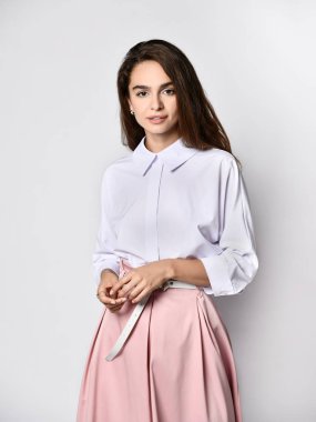 Başarılı genç bir iş kadını, beyaz arka planda izole edilmiş