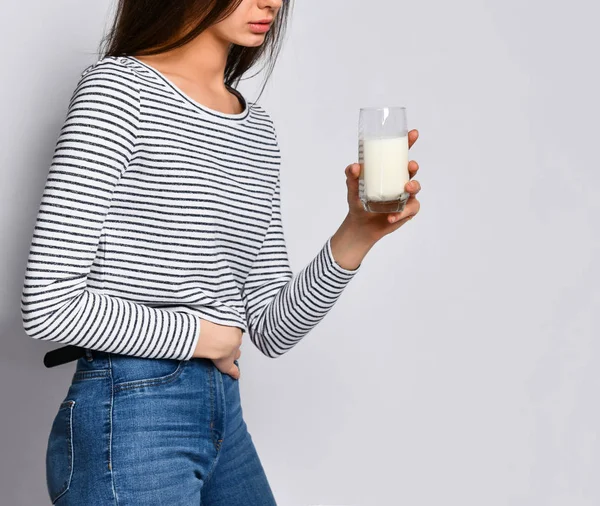 Jovem mulher infeliz bebendo leite — Fotografia de Stock