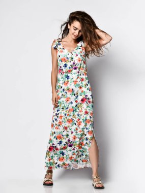 Beyaz izole romantik içinde güzel kadın