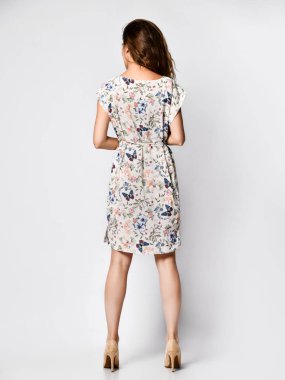 İpek soluk elbiseli ince kıvırcık kadın model kameraya tam büyümüş olarak bakıyor. Romantik elbiseli tatlı kız randevuya çıkıyor.