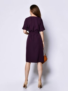 İnce kıvırcık elbiseli bir kadın model kameraya tam büyümüş olarak bakıyor. Romantik elbiseli tatlı kız randevuya çıkıyor.