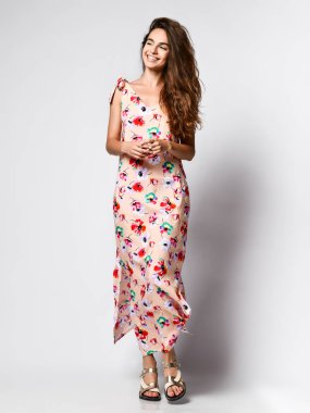 Beyaz izole romantik içinde güzel kadın