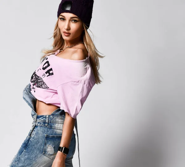 Trendy hipster girl photo in fashion urban outfit — Φωτογραφία Αρχείου