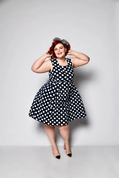 Pin up vrouw portret. Mooie retro vrouw in polka dot jurk met rode lippen en manicure nagels en oude mode kapsel — Stockfoto