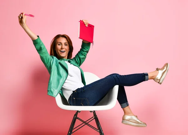 Young woman studying whith notepad in a chair — Stock Photo, Image