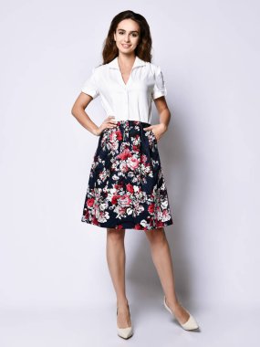 Başarılı genç bir iş kadını, beyaz arka planda izole edilmiş