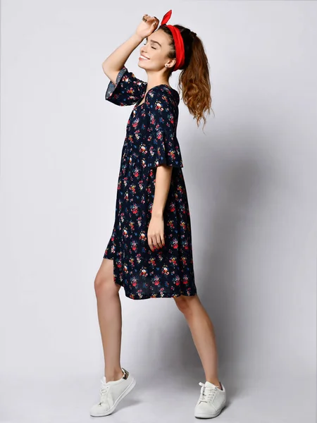 Mujer en vestido largo floral en tienda de moda - Retrato de niña en una tienda de ropa en un maxi vestido de verano —  Fotos de Stock