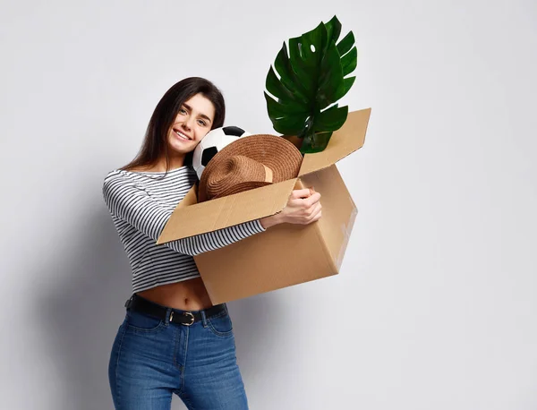 Ung kvinna håller låda med saker. — Stockfoto