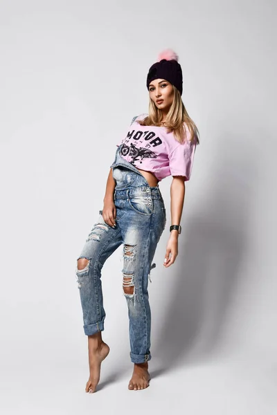 Trendy hipster girl photo in fashion urban outfit — Stockfoto