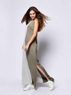 Beyaz izole romantik içinde güzel kadın