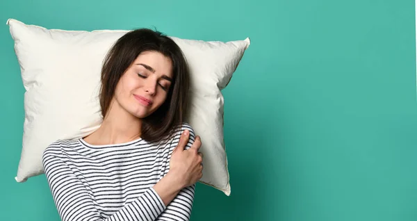 Portrait of a sleeping woman of the 20s in home clothes, happily relaxing at home and yawning because of insomnia isolated on a light background — Stock Photo, Image