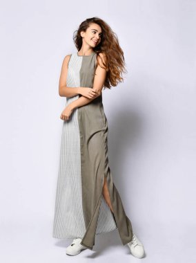 Beyaz izole romantik içinde güzel kadın