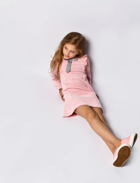 Top uitzicht van een tiener meisje in een casual roze jurk en gym schoenen. De stijl van jongeren en adolescenten. Op een lichte achtergrond. — Stockfoto
