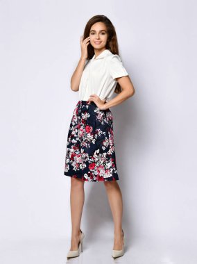 Başarılı genç bir iş kadını, beyaz arka planda izole edilmiş