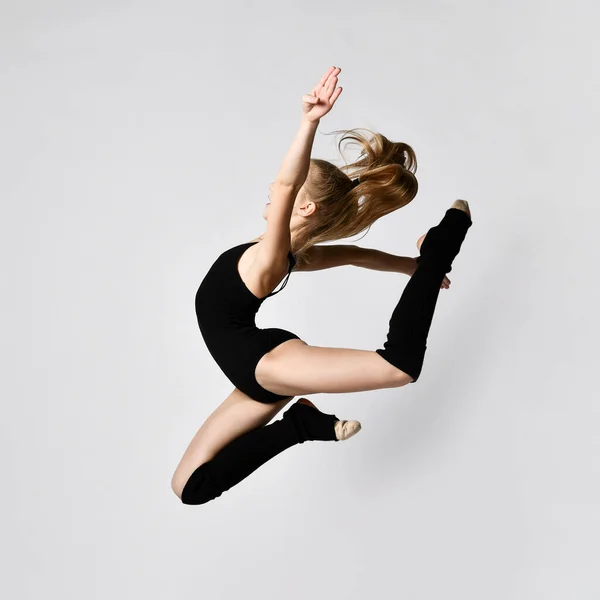Teenage brunette girl gymnast with pigtail, με μαύρη λεοπάρδαλη, κάλτσες γόνατος και παπούτσια μπαλέτου, που εκτελούν ασκήσεις, ποζάροντας απομονωμένη σε λευκό. Κοντινό πλάνο. — Φωτογραφία Αρχείου