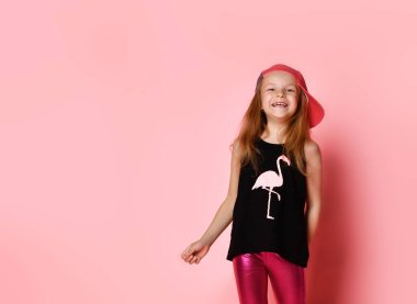 Pembe arka planda izole edilmiş müzik dinlerken dans eden ve eğlenen mutlu kız arkadaşlarının tam boy portresi.