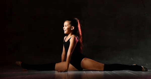 Giovane ginnasta ragazza stretching e formazione — Foto Stock