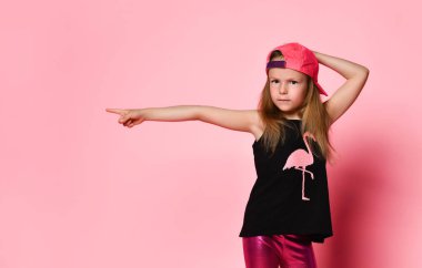 Eğitim, okul ve jest konsepti - yan tarafı gösteren sevimli küçük kız