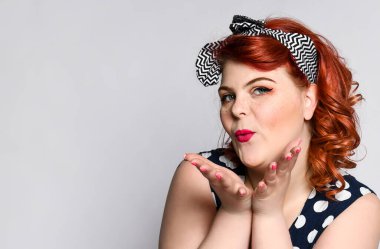 Kadın portreni sabitle. Güzel Retro kadın Polka kırmızı dudaklar ve manikür çivi ve eski moda saç modeli ile elbise nokta