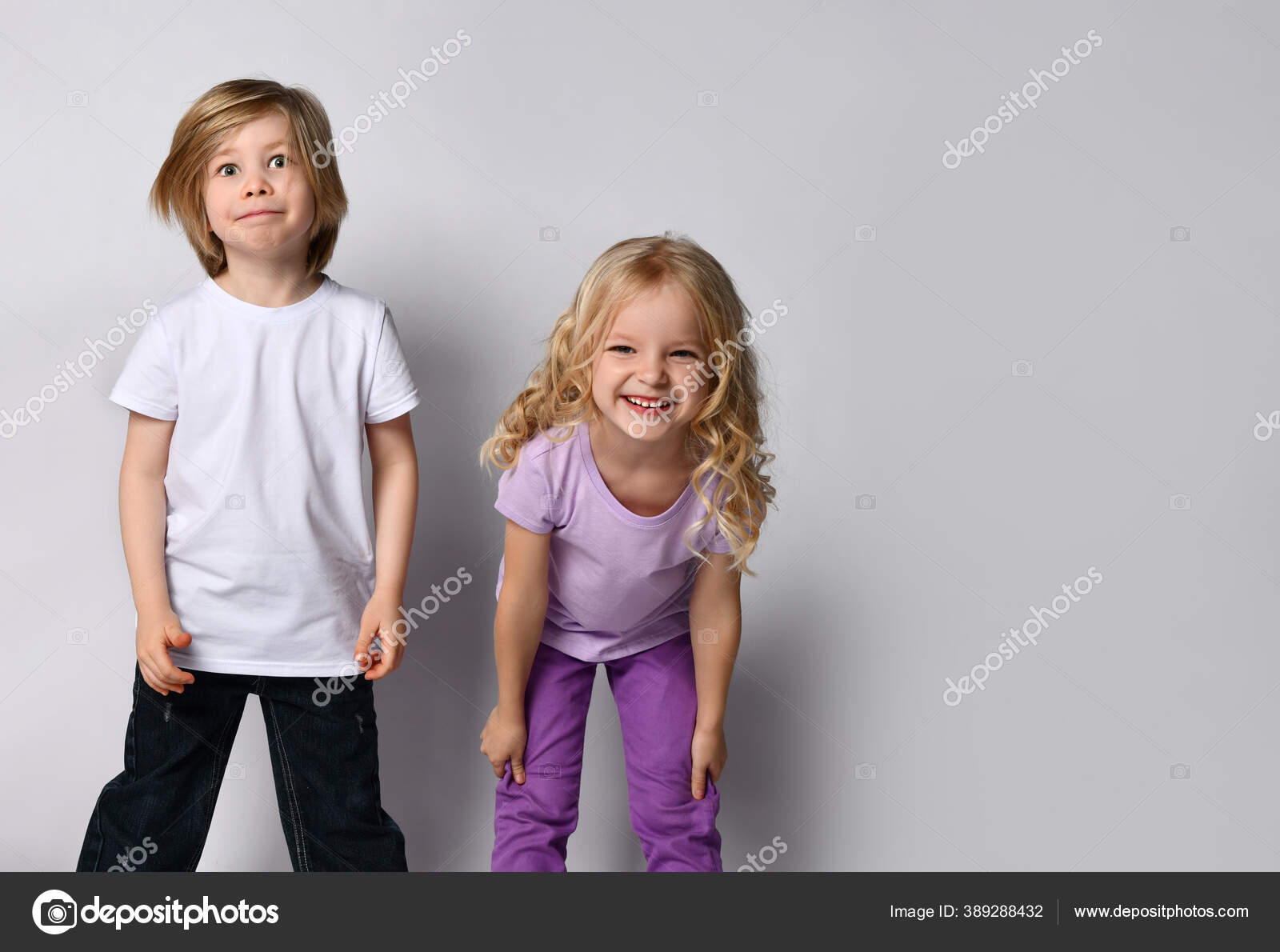 Nina rubia en camiseta morada y pantalones y nino en ropa casual en blanco y negro. Sonrien posando aislados sobre blanco Foto de stock 389288432 ddkolos.gmail