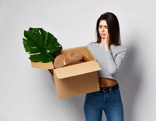 Junge Frau hält Schachtel mit Dingen. — Stockfoto